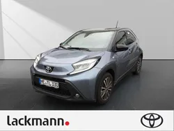 Celestite grey (1k3)/ black mi Gebraucht 2024 Toyota Aygo Comfort Kleinwagen | 16.990 € (Fairer Preis)