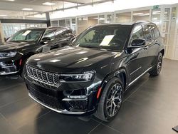 Grau (baltic grey/dach schwarz) Gebraucht 2023 Jeep Grand Cherokee Summit SUV | 86.300 € (Teuer)