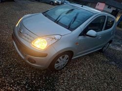 Grün Gebraucht 2009 Nissan Pixo Kleinwagen | 2.500 € (Guter Preis)