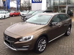 Andere farbe metallic Gebraucht 2016 Volvo V60 CC Summum Kombi | 35.980 €