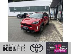 Karminarot metallic Neu 2025 Toyota Yaris Cross SUV | 32.360 € (Etwas zu teuer)