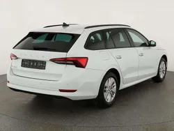Moon weiß metallic Gebraucht 2024 Skoda Octavia Ambition Kombi | 30.419 € (Guter Preis)