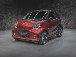 Carmine red (metallic) Gebraucht 2024 Smart ForTwo Electric Drive Passion Exclusive Cabrio | 19.222 € (Etwas zu teuer)