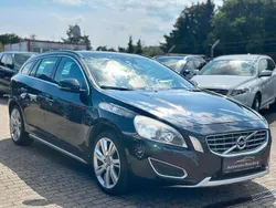 Schwarz Gebraucht 2013 Volvo V60 Momentum Kombi | 5.999 € (Guter Preis)