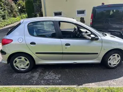 Grau Gebraucht 2002 Peugeot 206 Premium Kleinwagen | 2.500 € (Etwas zu teuer)