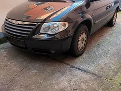 Schwarz Gebraucht 2004 Chrysler Voyager Van / Kleinbus | 2.499 € (Fairer Preis)