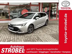 Precious silver Gebraucht 2023 Toyota Corolla Team Kombi | 26.980 € (Fairer Preis)