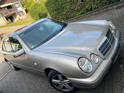 Beige Gebraucht 1996 Mercedes E230 Limousine | 3.700 € (Teuer)