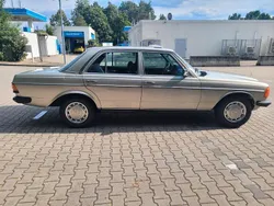 Silber Gebraucht 1982 Mercedes E230 Limousine | 10.000 €