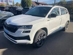 Moon weiß perleffekt Neu 2025 Skoda Karoq SportLine SUV | 42.495 € (Fairer Preis)