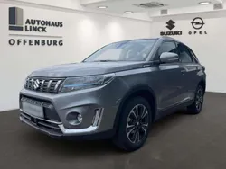 Grau (galactic grey metallic) Neu 2024 Suzuki Vitara Comfort+ SUV | 26.688 € (Etwas zu teuer)