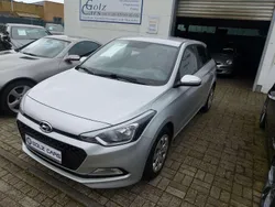 Grau Gebraucht 2015 Hyundai i20 Classic Kleinwagen | 7.990 € (Fairer Preis)