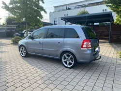 Silber Gebraucht 2011 Opel Zafira Family Van / Kleinbus | 4.850 € (Fairer Preis)