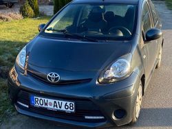 Grün Gebraucht 2014 Toyota Aygo Kleinwagen | 5.100 € (Guter Preis)