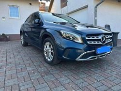Blau Gebraucht 2019 Mercedes GLA220 Urban SUV | 26.000 € (Fairer Preis)