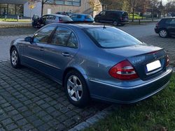 Blau Gebraucht 2002 Mercedes E240 Avantgarde Limousine | 9.990 €