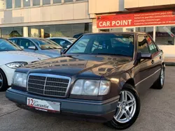 Grau Gebraucht 1993 Mercedes E220 Limousine | 5.990 €