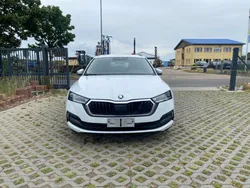 Weiß Gebraucht 2022 Skoda Octavia Ambition Kombi | 13.900 € (Guter Preis)