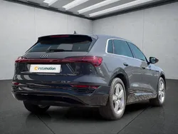 Grau Gebraucht 2024 Audi Q8 e-tron SUV | 64.299 € (Fairer Preis)