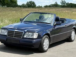 Blau Gebraucht 1996 Mercedes E220 Cabrio | 23.900 € (Etwas zu teuer)