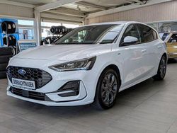Frostweiß Gebraucht 2022 Ford Focus ST-Line Limousine | 20.990 € (Fairer Preis)