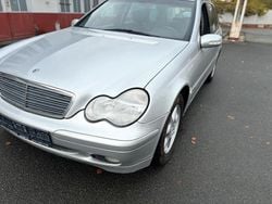 Silber Gebraucht 2001 Mercedes 220 Kombi | 2.890 €