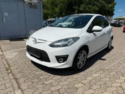 Weiß Gebraucht 2009 Mazda 2 Dynamic Limousine | 2.890 € (Guter Preis)