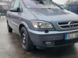 Grau Gebraucht 2004 Opel Zafira Van / Kleinbus | 1.999 € (Fairer Preis)