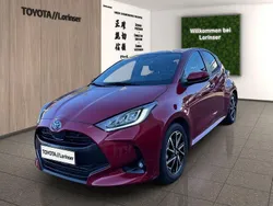 Rot Gebraucht 2023 Toyota Yaris Hybrid Team Limousine | 21.490 € (Fairer Preis)