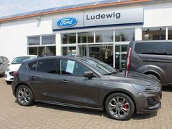 Grau Gebraucht 2022 Ford Focus ST-Line X Limousine | 21.990 € (Fairer Preis)