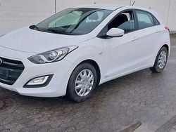 Weiß Gebraucht 2016 Hyundai i30 Limousine | 5.999 € (Guter Preis)