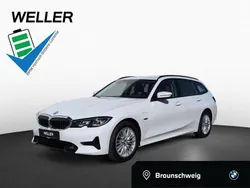 Alpinweiss (weiß) Gebraucht 2022 BMW 320e Shadowline Kombi | 28.450 € (Guter Preis)
