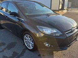 Pantherschwarz metallic Gebraucht 2014 Ford Focus Titanium Kleinwagen | 2.700 €