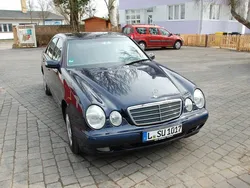 Blau metallic Gebraucht 2001 Mercedes E240 Limousine | 5.000 €