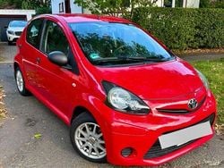 Rot Gebraucht 2014 Toyota Aygo Kleinwagen | 2.550 € (Fairer Preis)