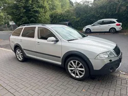 Silber Gebraucht 2008 Skoda Octavia Scout 4x4 Kombi | 4.200 €