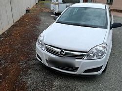 Weiß Gebraucht 2009 Opel Astra Limousine | 1.950 € (Guter Preis)