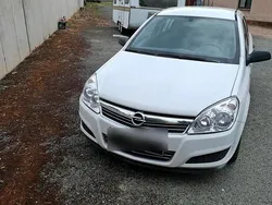 Weiß Gebraucht 2009 Opel Astra Limousine | 1.950 € (Guter Preis)