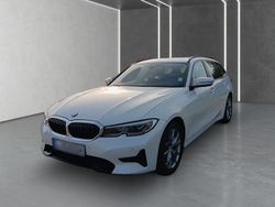 Mineralweiss metallic Gebraucht 2022 BMW 318 Sport Line Kombi | 26.820 € (Fairer Preis)