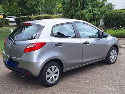 Grau Gebraucht 2013 Mazda 2 Center-Line Limousine | 3.999 € (Guter Preis)