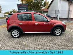 Rot Gebraucht 2010 Dacia Sandero Lauréate Kleinwagen | 5.950 €