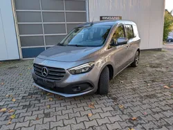Grau Gebraucht 2023 Mercedes T180 Van / Kleinbus | 26.990 € (Fairer Preis)
