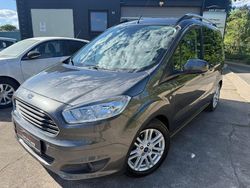 Grau Gebraucht 2017 Ford Tourneo Courier Titanium Van / Kleinbus | 8.550 € (Fairer Preis)
