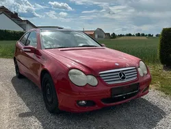 Rot Gebraucht 2005 Mercedes C180 Kleinwagen | 990 €