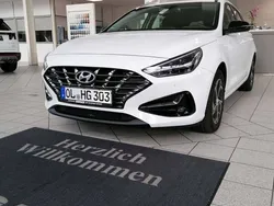 Polar white (weiß) Gebraucht 2021 Hyundai i30 Intro Edition Kombi | 24.950 € (Teuer)