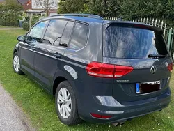 Grau Gebraucht 2020 VW Touran Van / Kleinbus | 17.600 € (Fairer Preis)