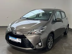 Grau Gebraucht 2017 Toyota Yaris Comfort Limousine | 10.490 € (Guter Preis)