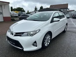 Weiß Gebraucht 2013 Toyota Auris Edition Limousine | 7.950 € (Guter Preis)