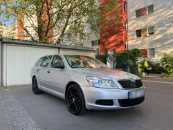 Grau Gebraucht 2011 Skoda Octavia Kombi | 2.800 € (Superpreis)