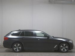 Grau Gebraucht 2020 BMW 520 Performance Kombi | 18.480 €
